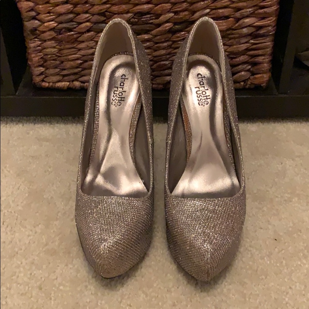 Women’s heeled pumps